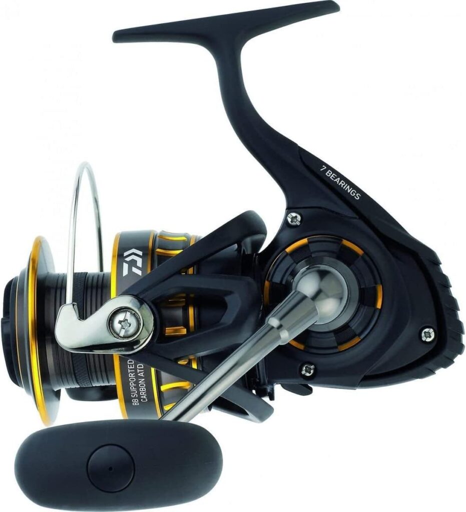 Daiwa BG2500 BG Saltwater Spinning Reel, 2500, 5.6: 1 Gear Ratio, 6+1 Bearings, 33.20 Retrieve Rate, 13.20 lb Max Drag,Black/gold